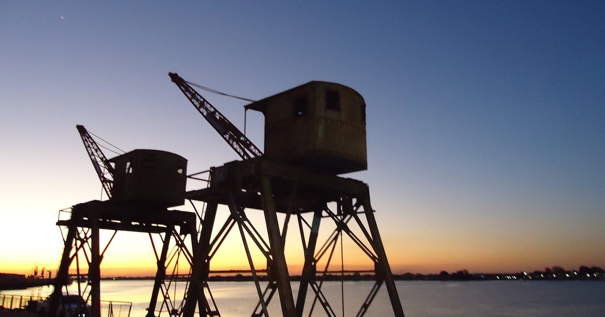 Antiguas grúas del puerto de Asunción al atardecer, junto al río Paraguay
