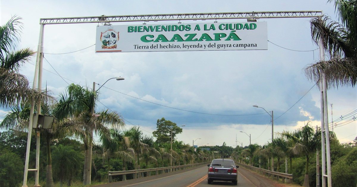 Cartel de bienvenida a la ciudad de Caazapá sobre la Ruta Nacional 8