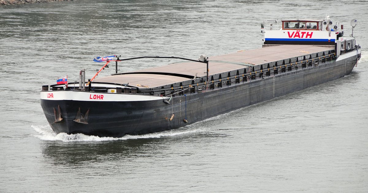 Barcaza navegando por un río