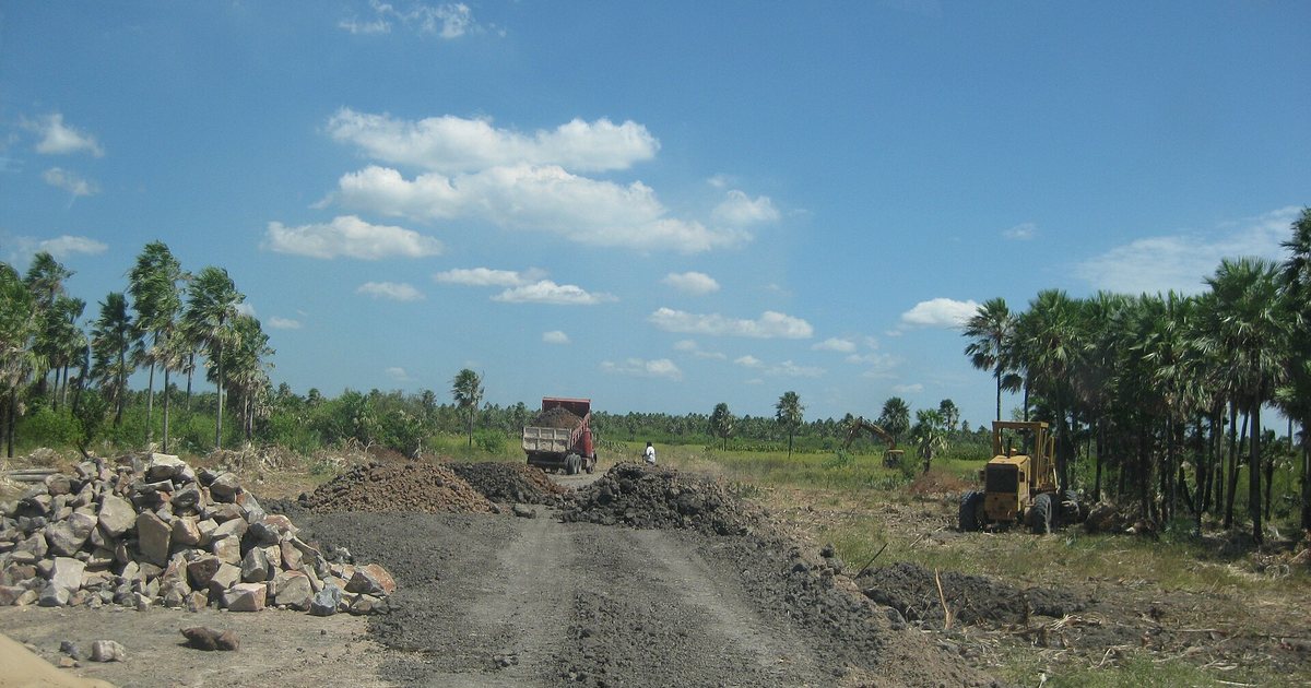 Un camión y una motoniveladora en la construcción de un camino en Presidente Hayes, en el Chaco paraguayo