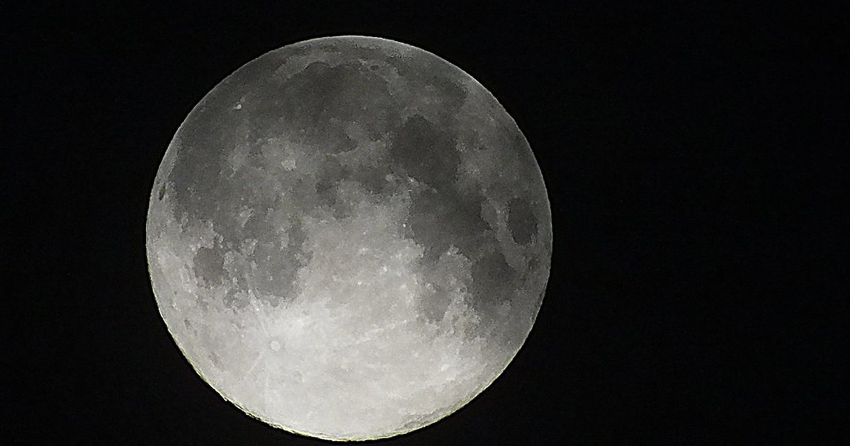La Luna llena en el cielo nocturno