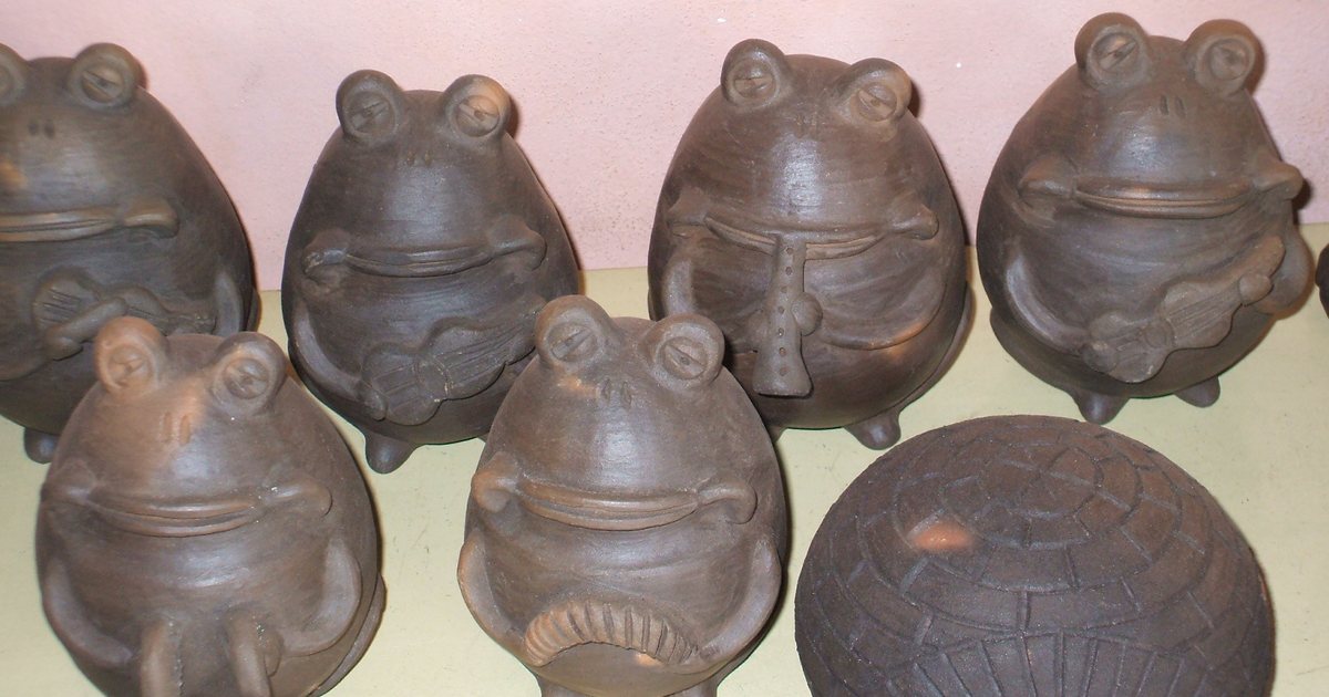 Piezas de cerámica negra de Itá, obra de la artesana Rosa Brítez: ranas con instrumentos musicales