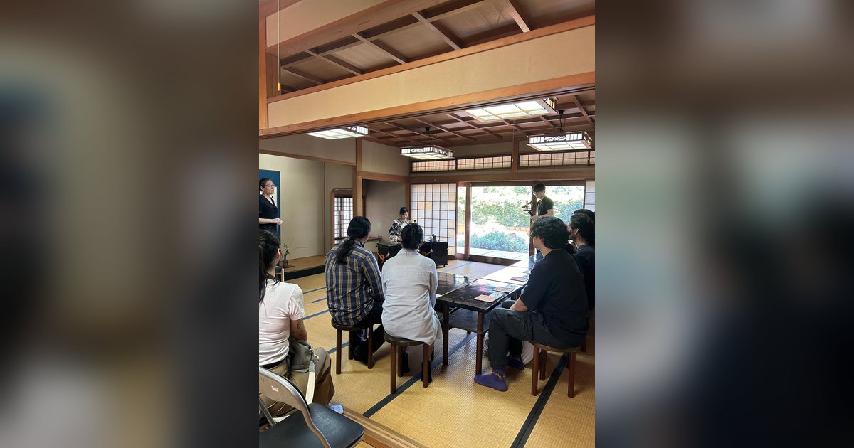 Demostración de la ceremonia del té en la sala japonesa del Centro Paraguayo Japonés, en Asunción