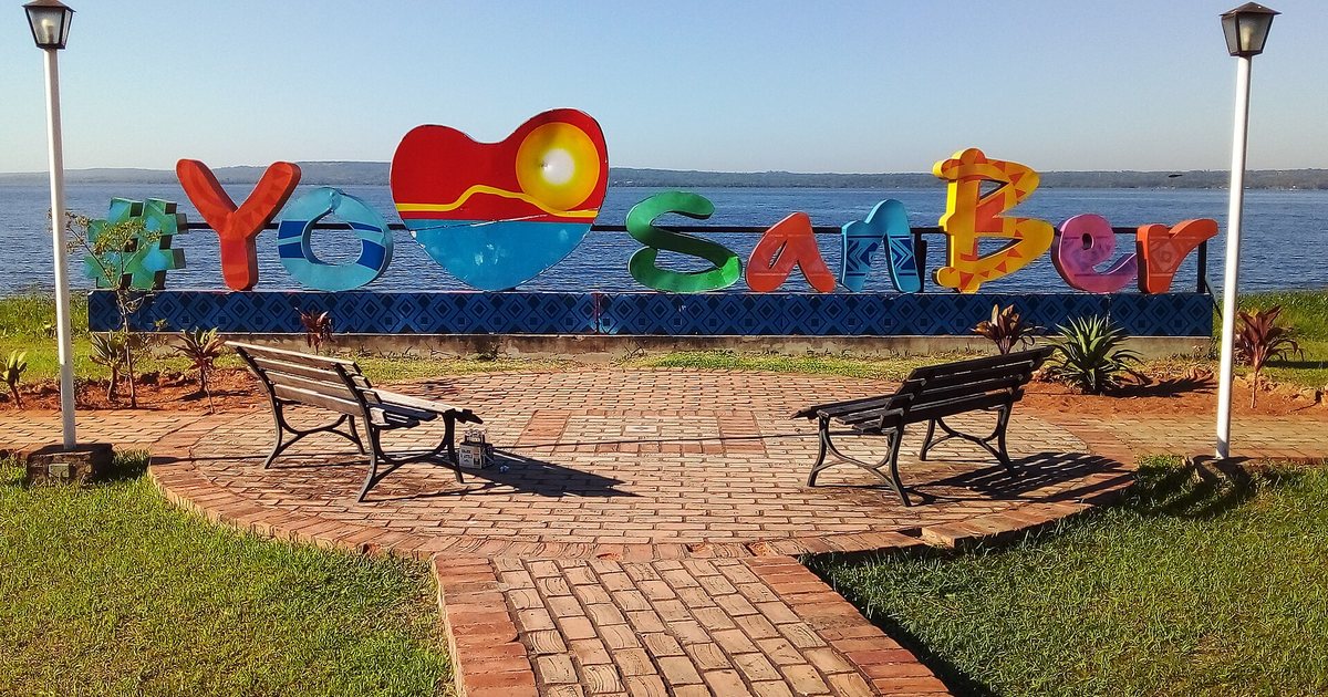 Letras de colores de San Bernardino frente al lago Ypacaraí, en la costanera de la ciudad