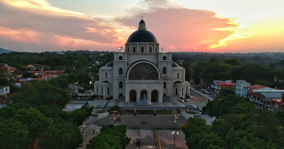 Vista aérea de la Basílica de la Virgen de los Milagros, en Caacupé