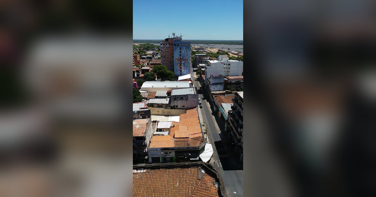 Vista desde lo alto de la calle Palma, en el centro histórico de Asunción, con el río Paraguay al fondo