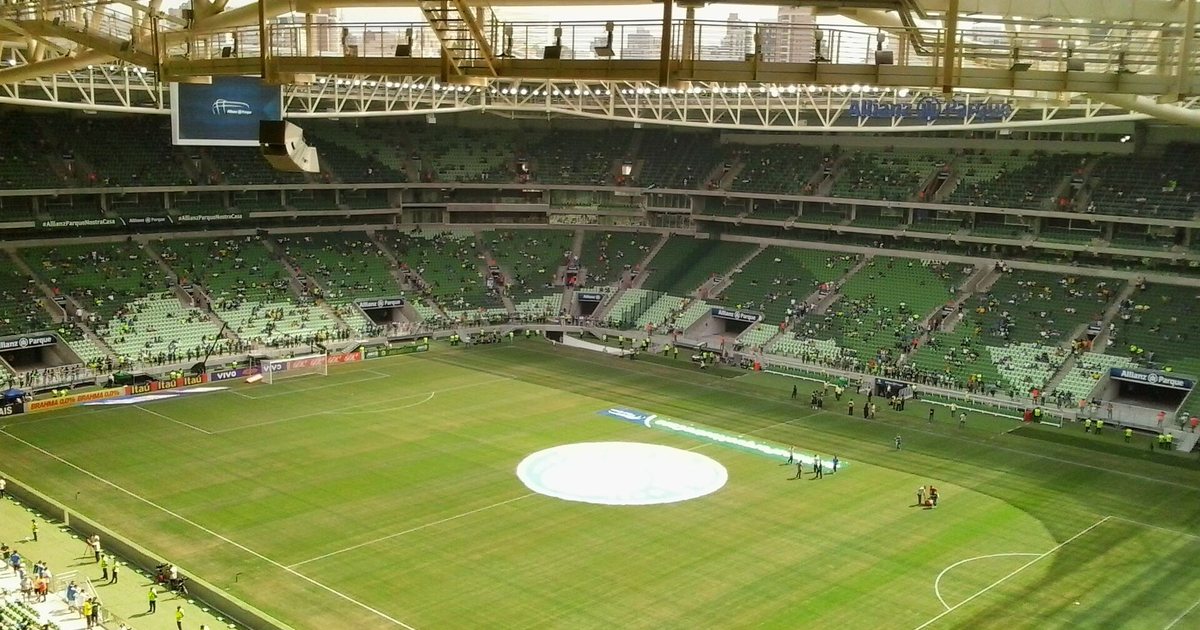 Tribunas verdes y cancha del estadio del Palmeiras en São Paulo, vistas desde la grada alta