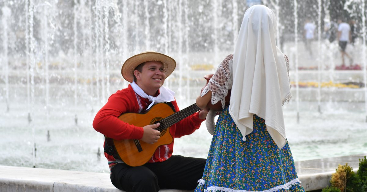 Pareja con trajes típicos paraguayos y guitarra en un festival internacional de folclore