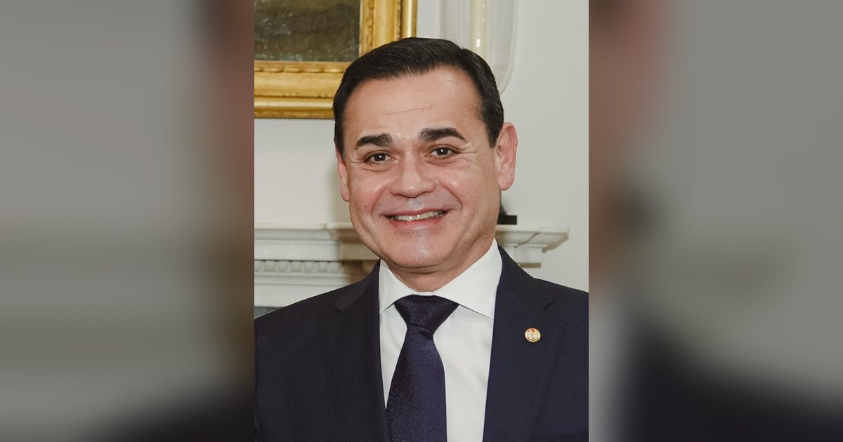 Retrato del canciller paraguayo Rubén Ramírez Lezcano, de traje oscuro y corbata azul, en 2025