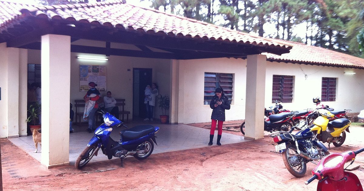 Galería del centro de salud de Campo 9, en Caaguazú, con personas que esperan su consulta