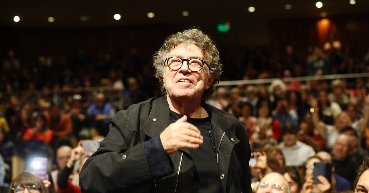 El cantautor Piero saluda al público en un concierto en Buenos Aires, en octubre de 2023