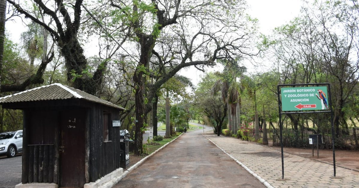 Camino de entrada y cartel del Jardín Botánico y Zoológico de Asunción