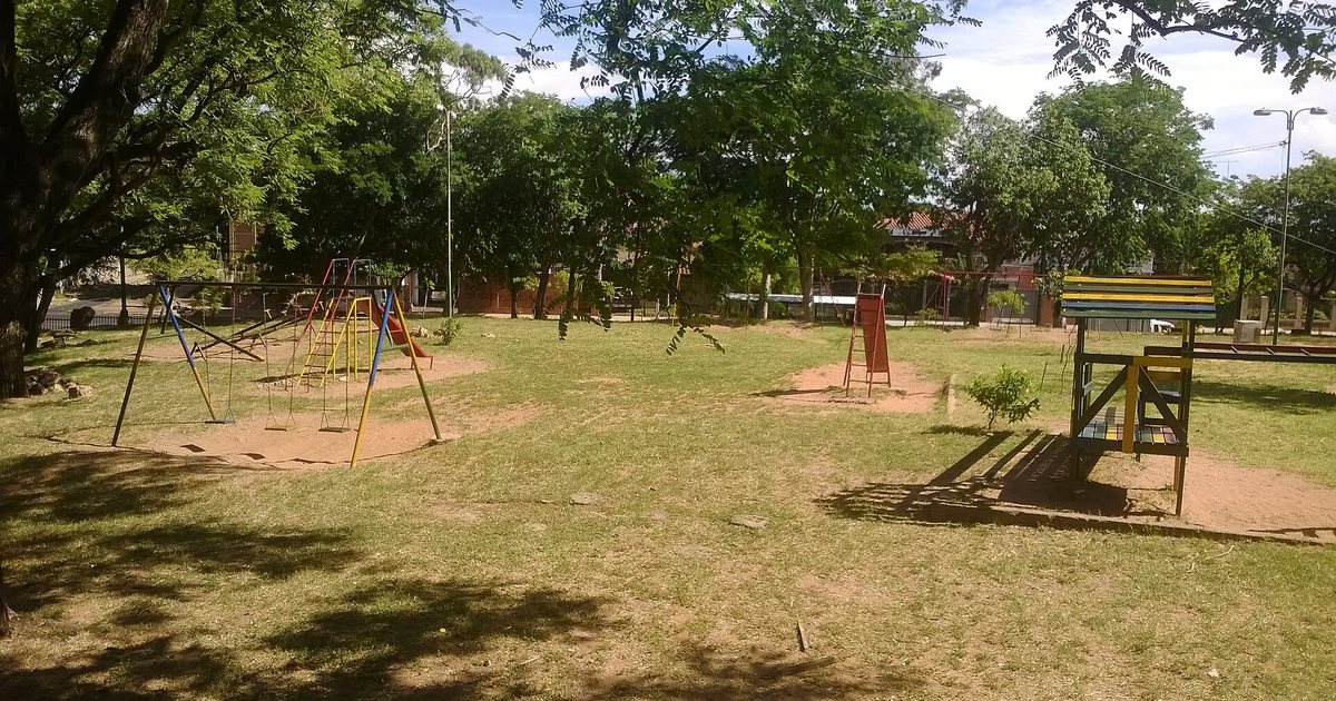 Área de juegos infantiles con hamacas en un espacio verde de Asunción