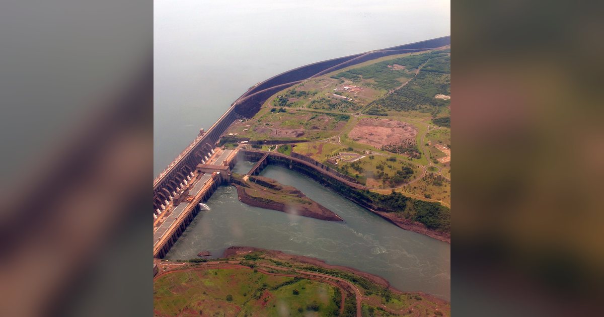 Vista aérea de la represa de Itaipú sobre el río Paraná