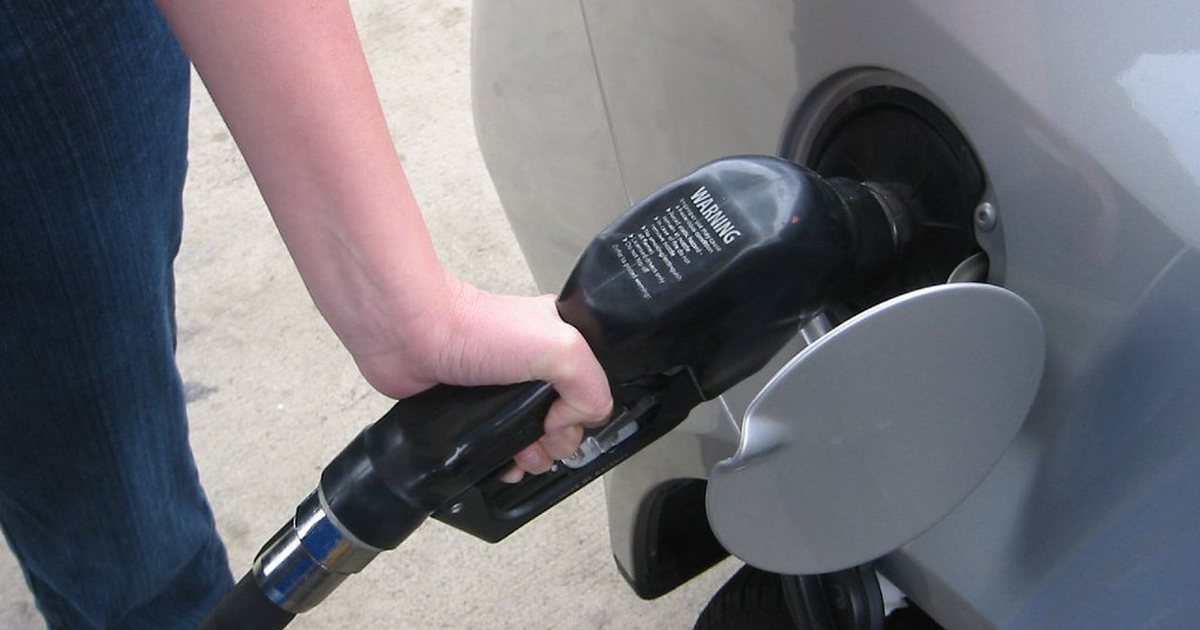 Surtidor cargando combustible
