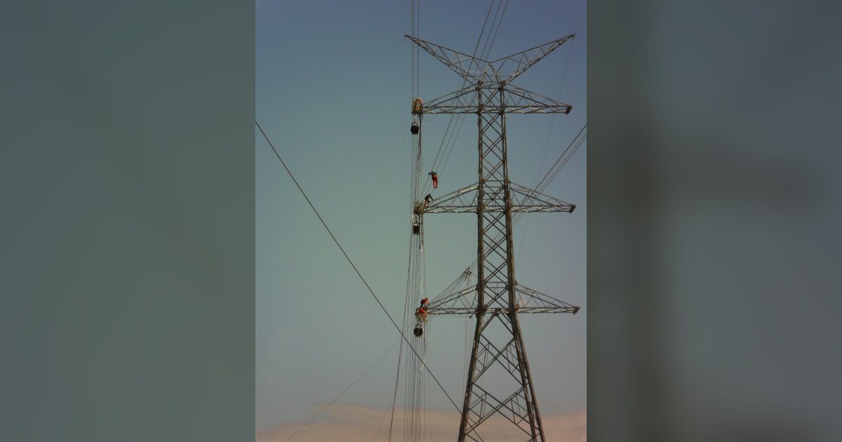 Torre de la línea de 500 kV Itaipú-Villa Hayes sobre la ruta entre Limpio y Emboscada, Central