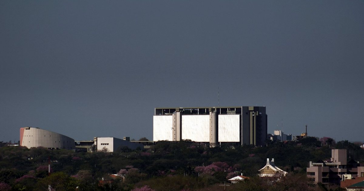 El edificio del Banco Central del Paraguay, en Asunción, visto a la distancia