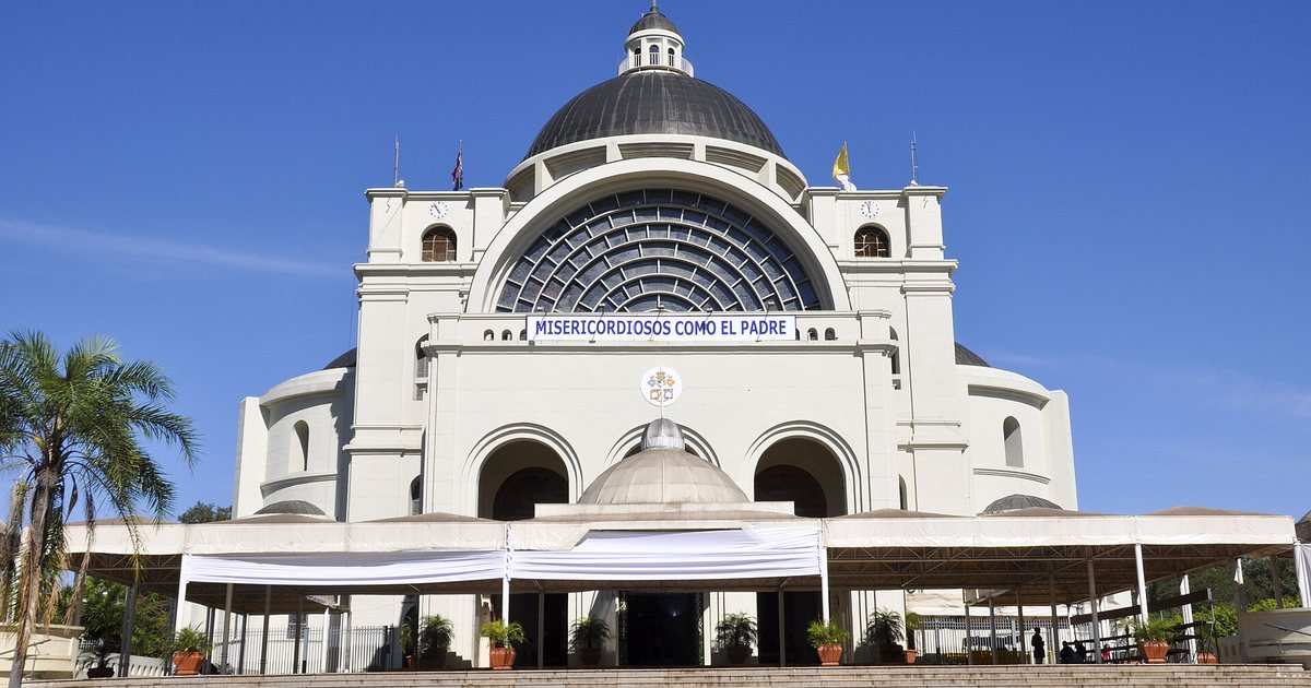 Fachada de la Basílica de Nuestra Señora de los Milagros, en Caacupé, Cordillera