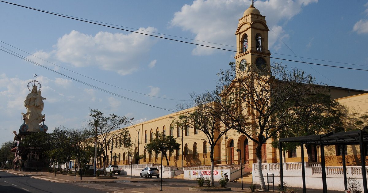 Templo y gran imagen de la Virgen en una avenida del centro de Concepción