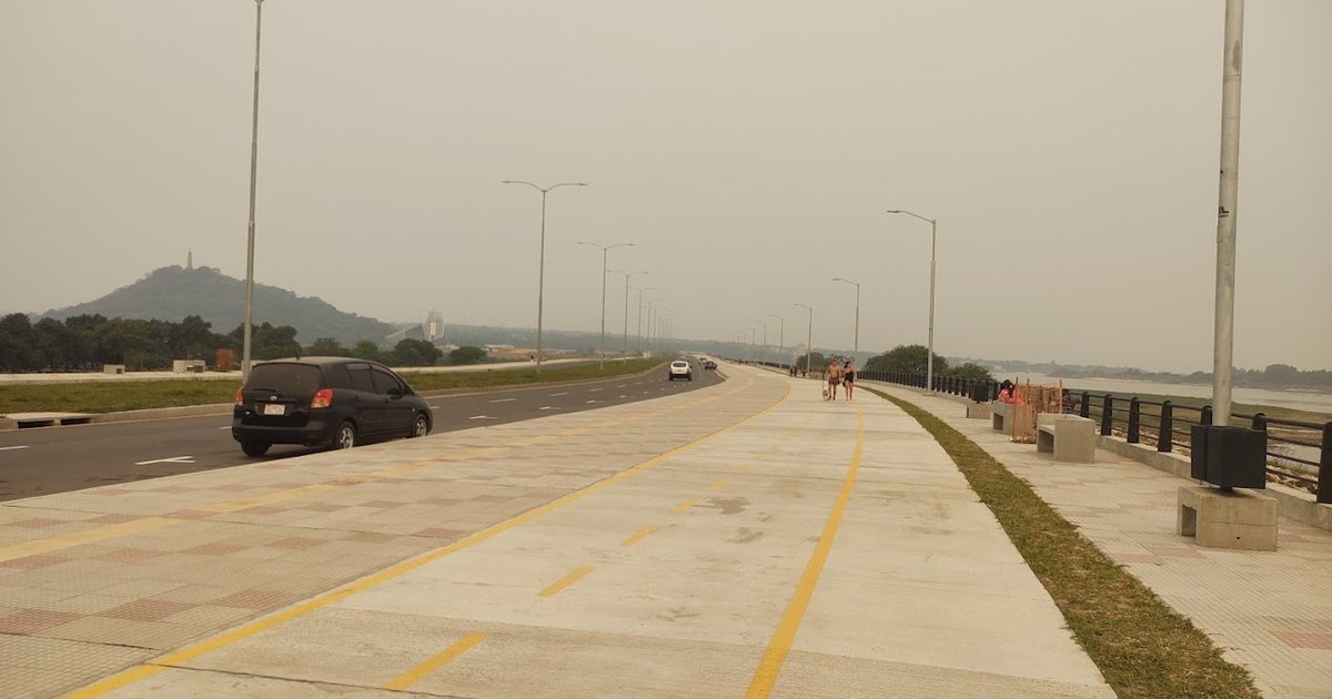 La Costanera Sur, con su bicisenda junto al río Paraguay y el cerro Lambaré al fondo