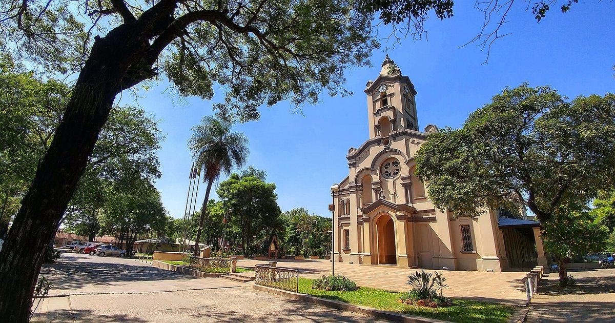 Iglesia principal de Luque frente a la plaza del centro, en Central