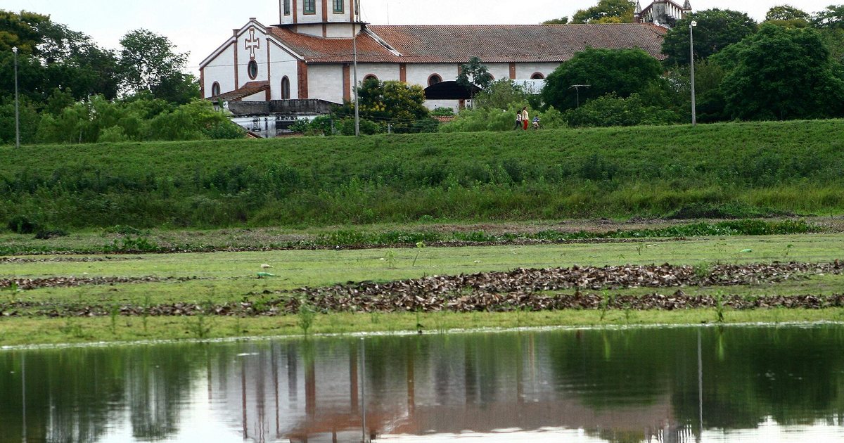 La iglesia de la Virgen del Pilar, reflejada en el arroyo Ñeembucú, en Pilar