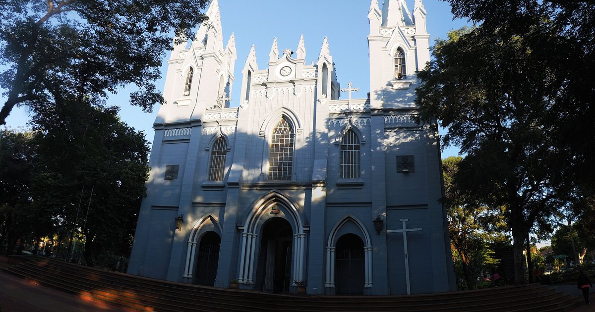 Fachada neogótica de la Catedral de San Lorenzo, en el centro de la ciudad