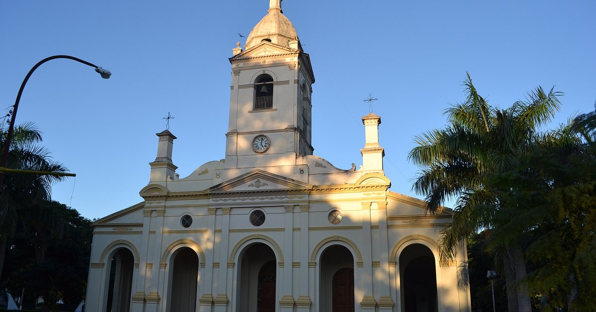 Fachada de la Catedral del Espíritu Santo, en el centro de Villarrica, Guairá
