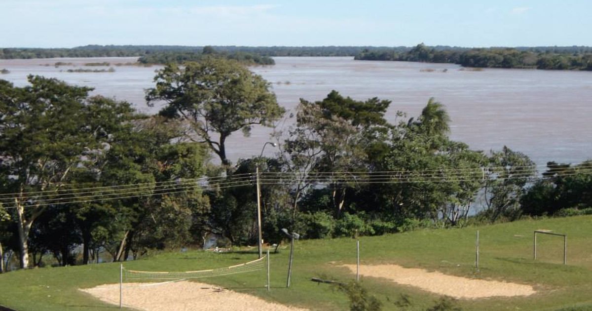 El río Paraná a su paso por Ayolas, en el departamento de Misiones