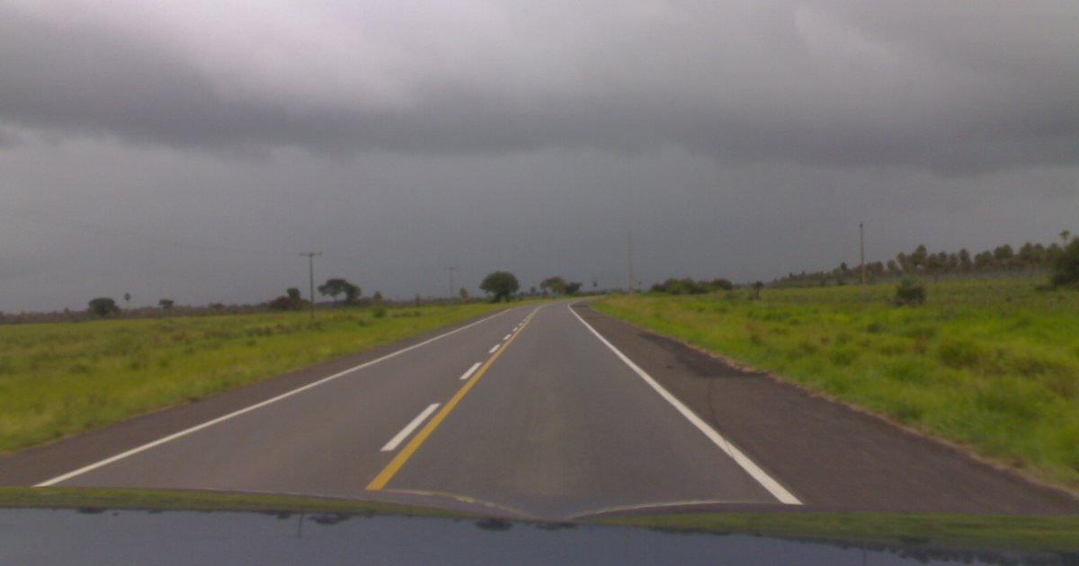 Nubes de lluvia sobre una ruta del Chaco, en el departamento de Presidente Hayes