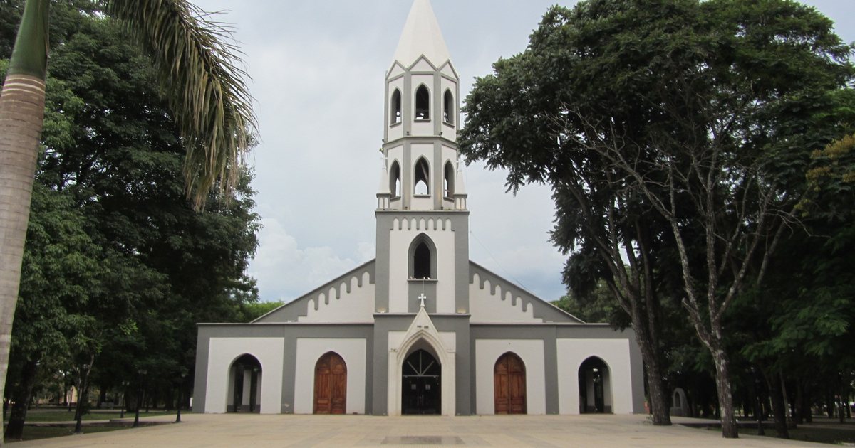 Iglesia de San Pablo, en la ciudad de Caazapá, bajo un cielo nublado, vista desde la plaza