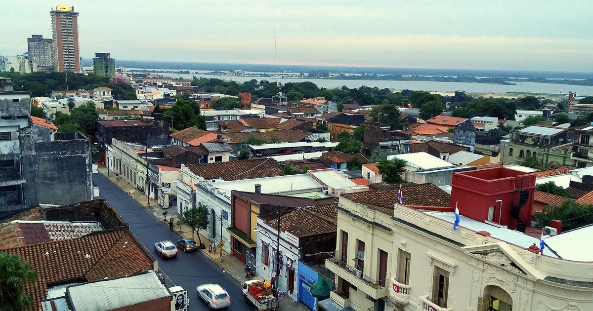 La calle Mariscal Estigarribia, en el centro de Asunción, bajo un cielo nublado, con la bahía al fondo