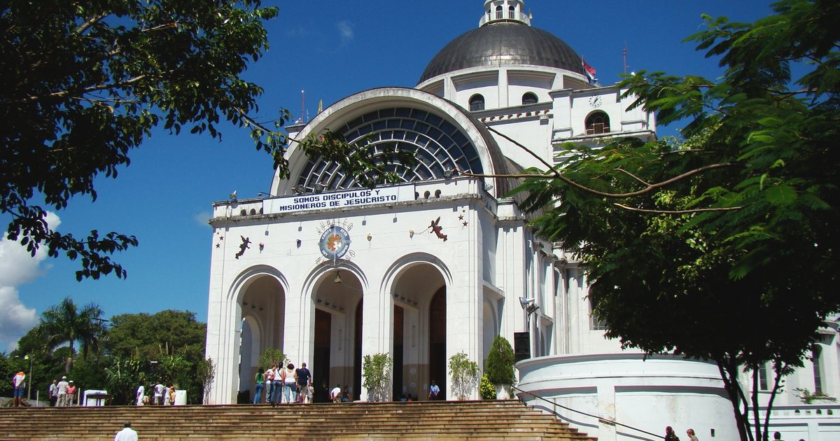 Fachada de la Basílica de la Virgen de los Milagros, en Caacupé, con su escalinata