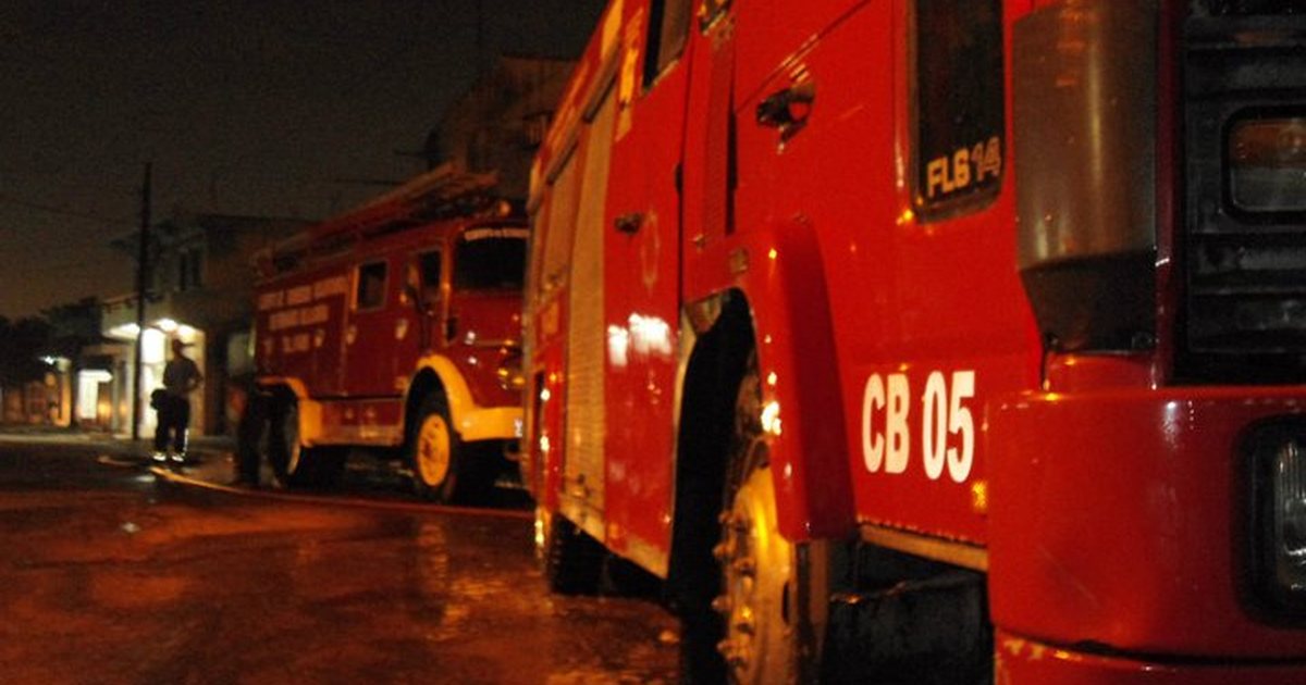 Camiones de bomberos voluntarios estacionados de noche en una calle de Fernando de la Mora, en el Gran Asunción