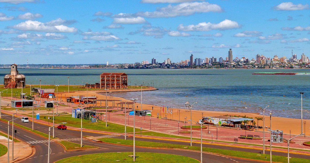 Avenida Costanera y playa San José de Encarnación, con el viejo silo y el antiguo molino, en Itapúa