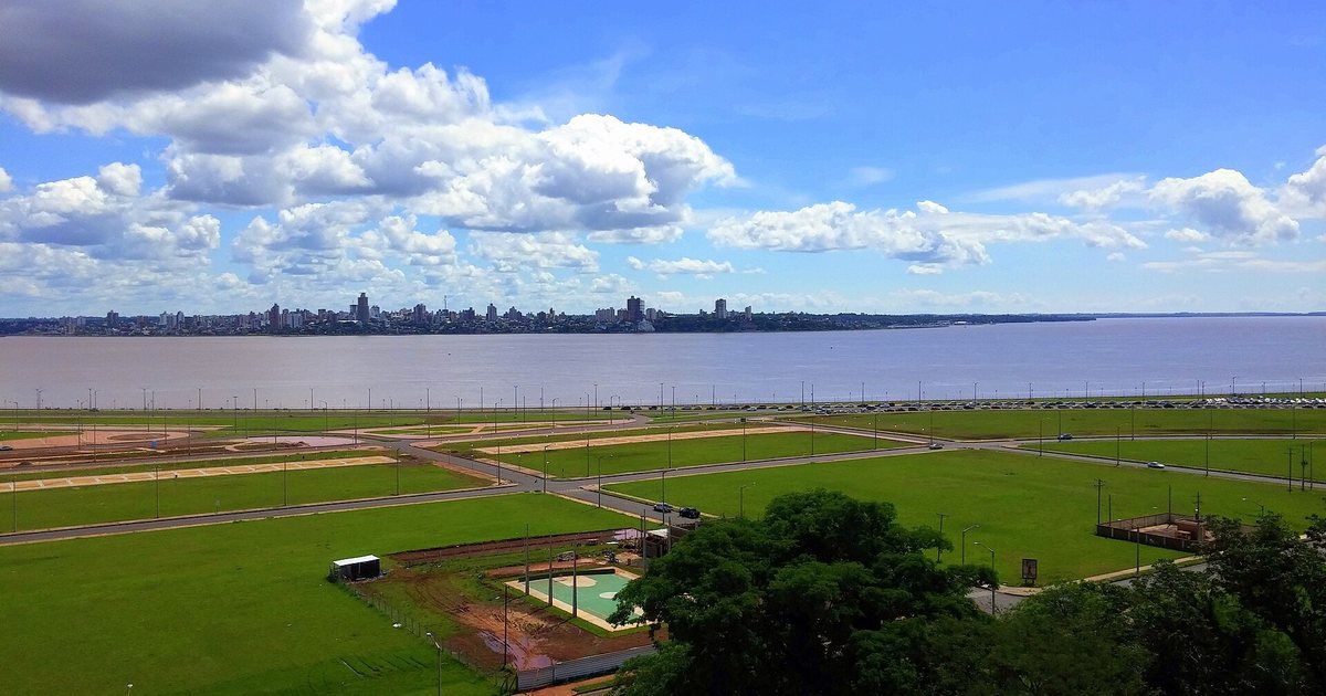 Vista desde lo alto de la Costanera de Encarnación, ciudad base del Rally del Paraguay en 2025 y 2026, junto al río Paraná