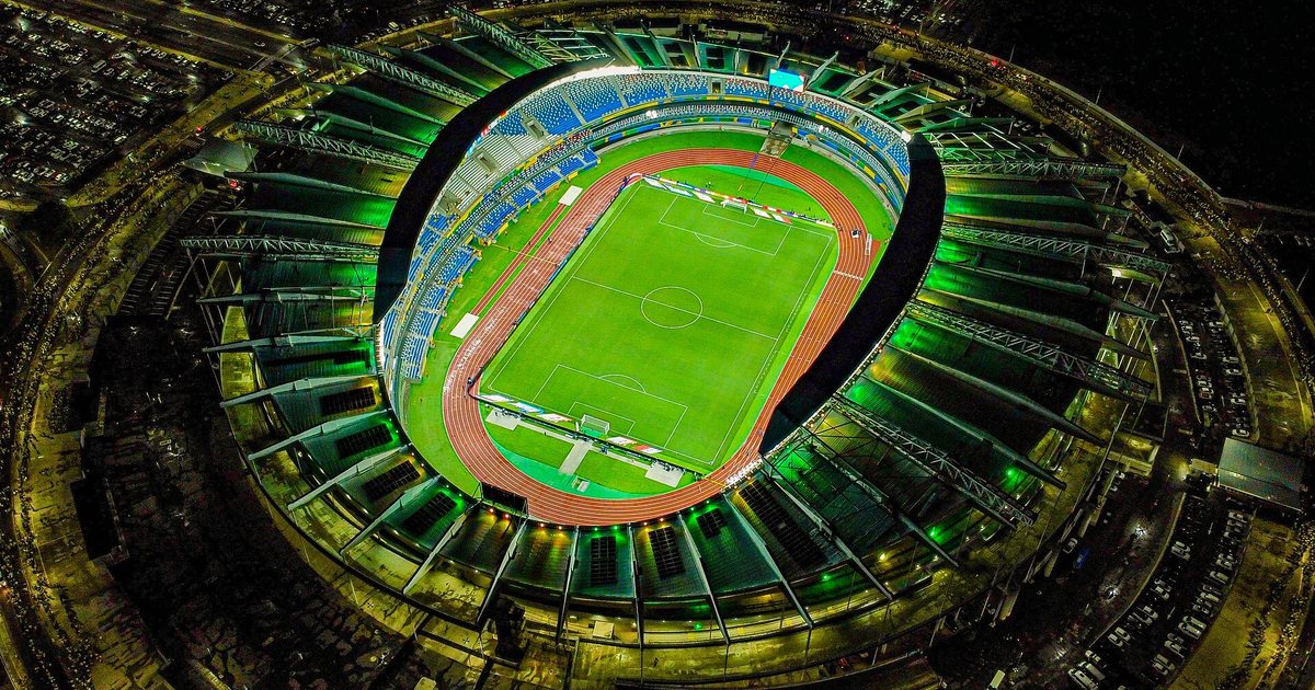 Vista aérea nocturna del estadio Mangueirão, en Belém, donde jugaron Remo y Grêmio