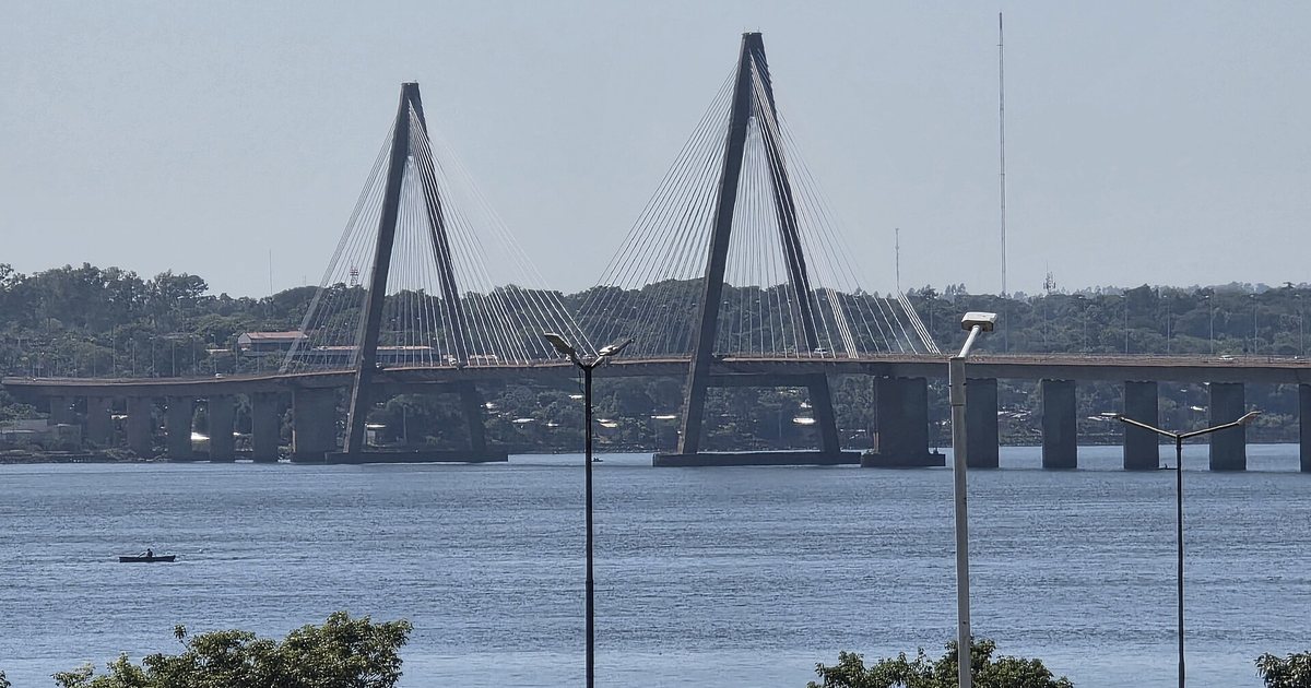 Puente internacional San Roque González de Santa Cruz sobre el río Paraná, entre Encarnación y Posadas