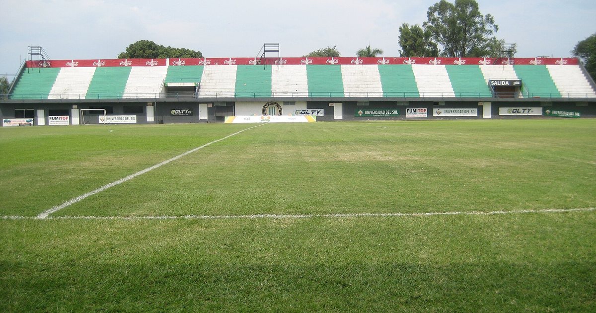 La cancha y la gradería del estadio La Arboleda, de Rubio Ñu, en el barrio Santísima Trinidad de Asunción