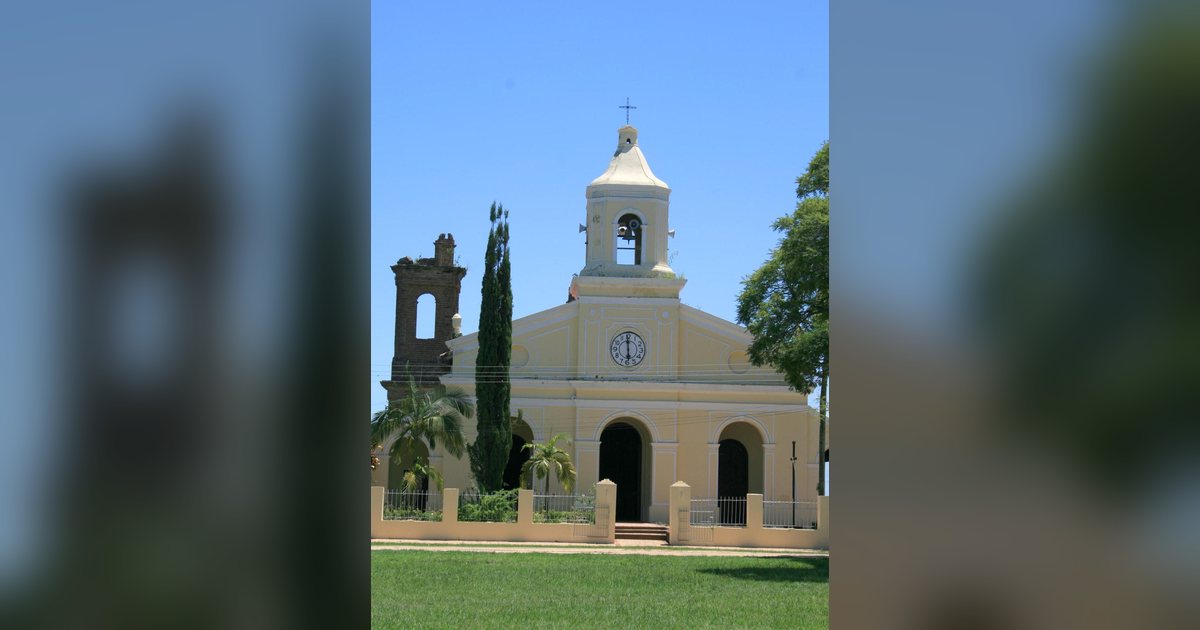 Iglesia de Humaitá y la torre de la antigua iglesia, en Ñeembucú