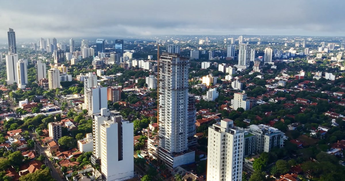 Vista aérea de edificios y barrios de Asunción, ciudad sede de la conferencia