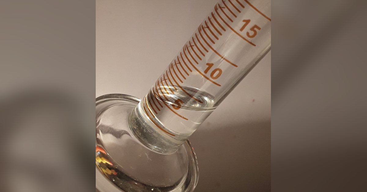 Muestra de benceno en una probeta graduada de laboratorio