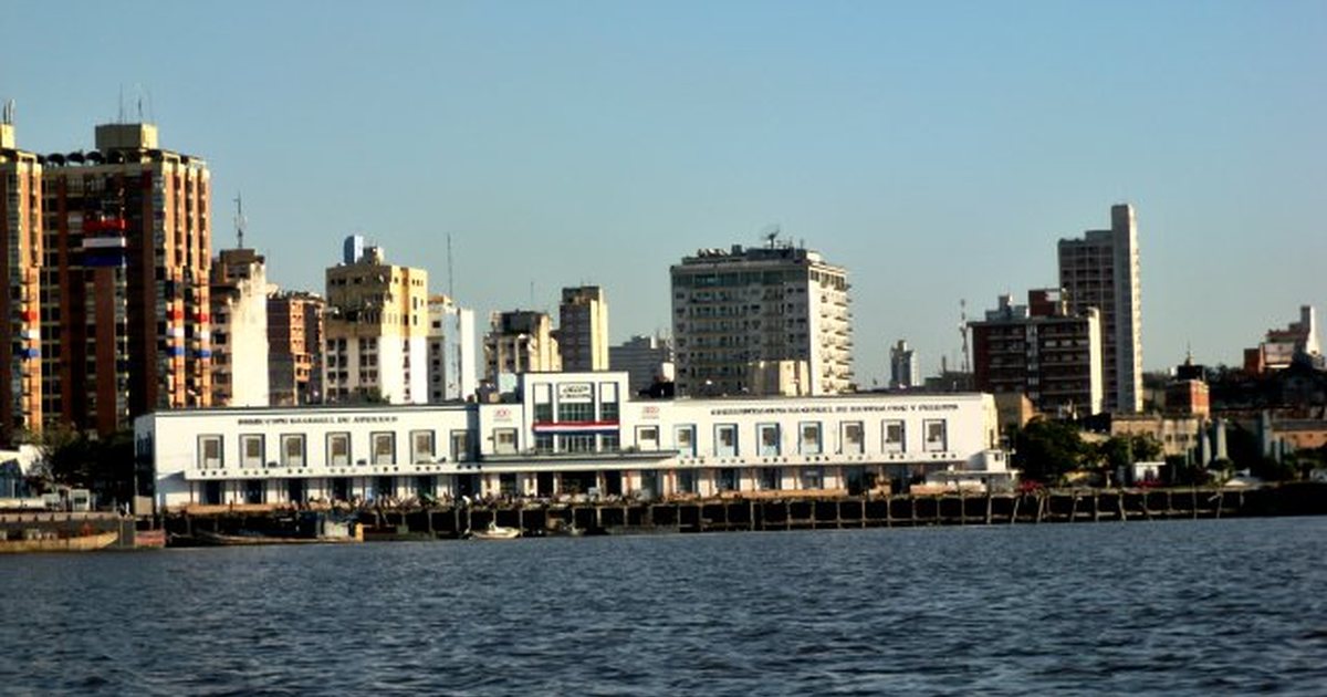 El edificio del Puerto de Asunción visto desde la bahía, con los edificios del centro de la capital detrás