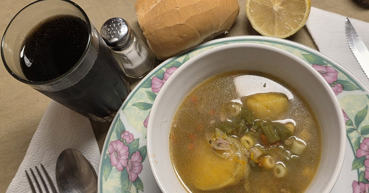 Plato de soyo, un caldo tradicional de la cocina paraguaya, servido con pan y limón