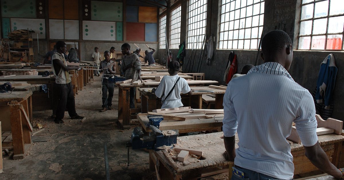 Aprendices de carpintería en un taller