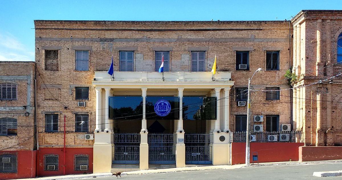 Fachada de la Universidad Católica Nuestra Señora de la Asunción, en el centro de Asunción