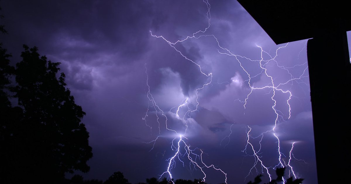 Rayo en un cielo de tormenta