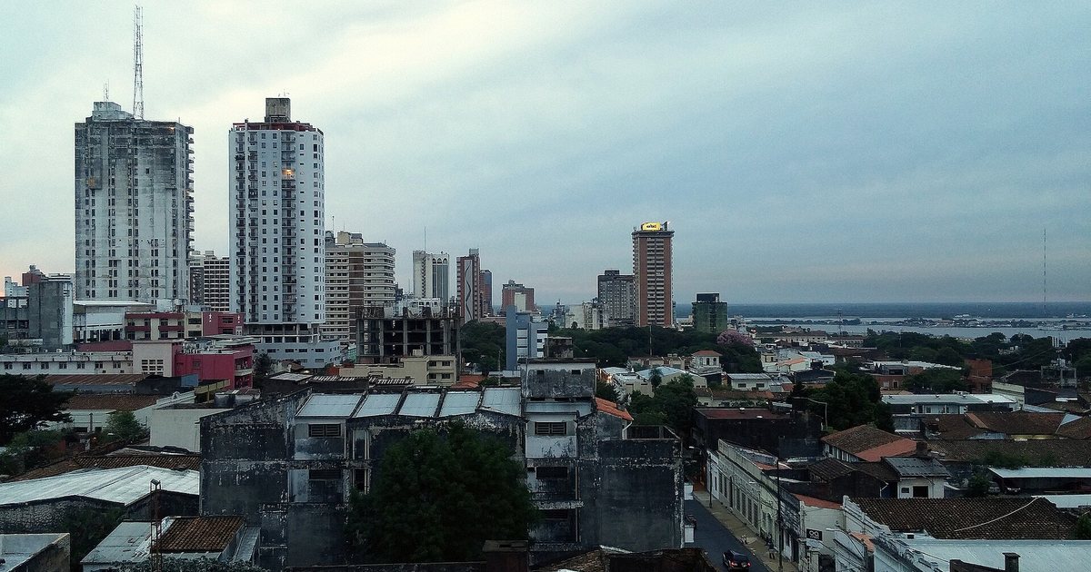 Cielo nublado sobre los edificios del centro de Asunción, con el río Paraguay al fondo