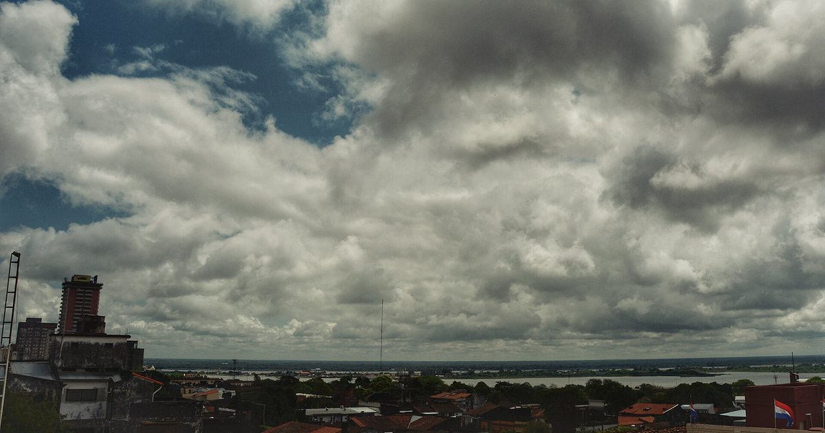 Nubes cargadas sobre los techos del centro de Asunción y el río Paraguay