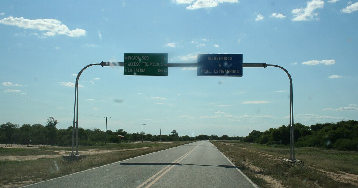 Cartel de bienvenida a Mariscal Estigarribia sobre la ruta Transchaco, en el departamento de Boquerón